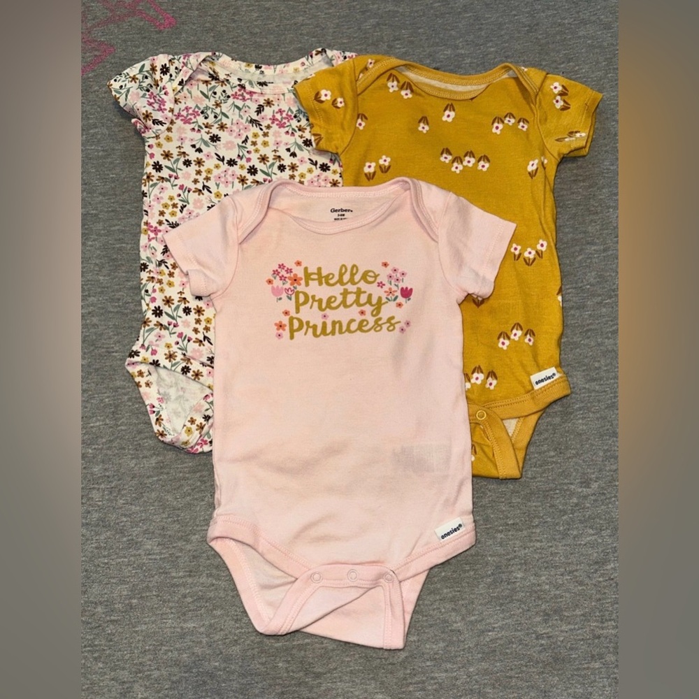 Gerber Set of 3 Baby Girl Bodysuits Onesies Size 3-6 Months